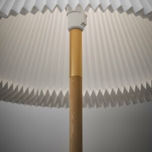 LE KLINT LE KLINT LK80 stojací lampa s papírovým stínidlem, světlý dub